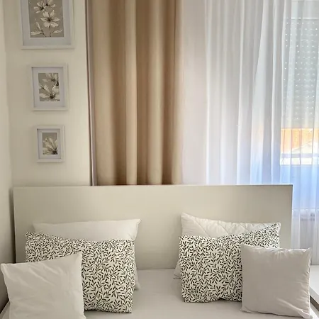 Leona Apartment