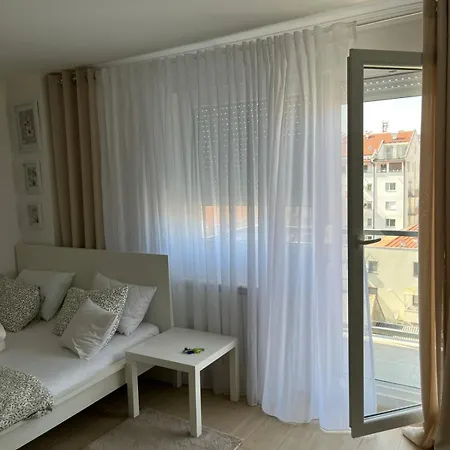 Leona Apartment *