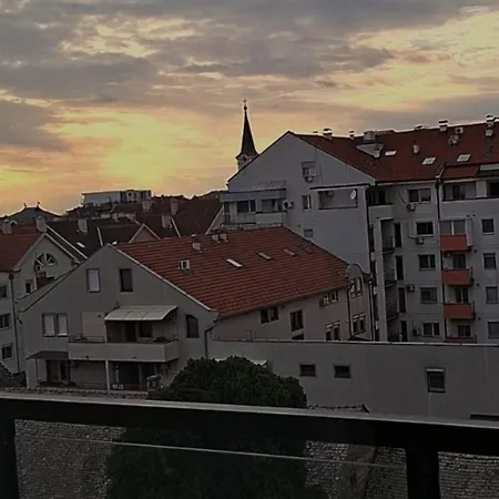 Leona Apartment *