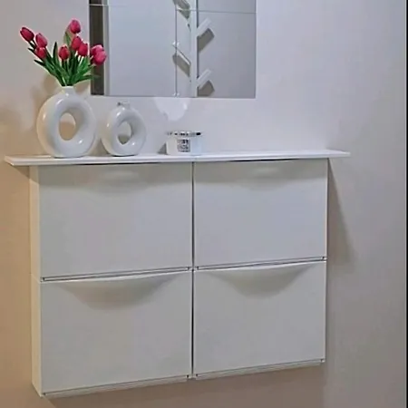 Leona Apartment
